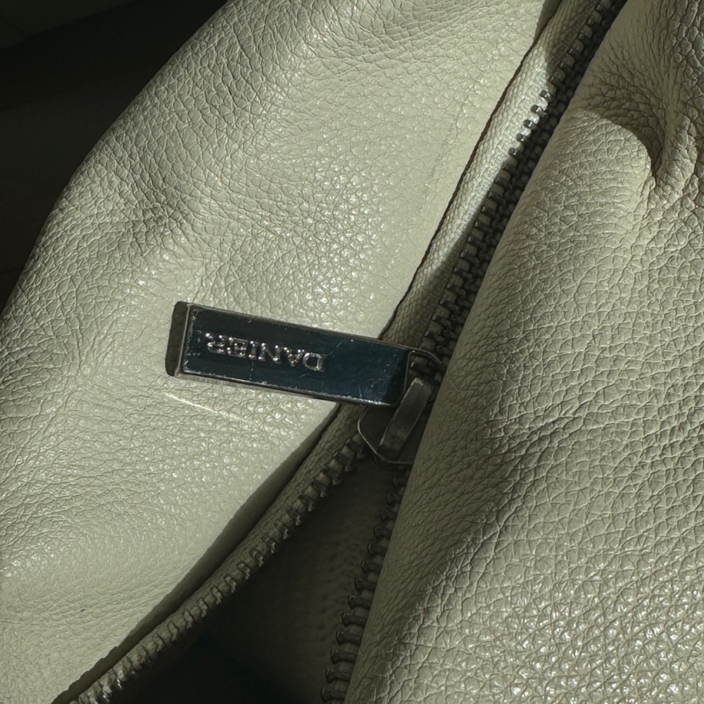 Danier Cream Leather Shoulder Bag - Picture 5 of 10